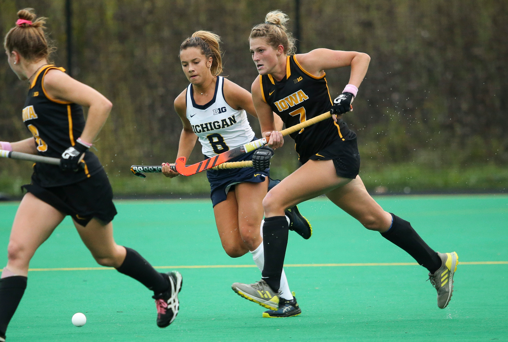 Iowa Hawkeyes midfielder Ellie Holley (7) moves the ball upfield during a game against Michigan at Grant Field on October 5, 2018. (Tork Mason/hawkeyesports.com)