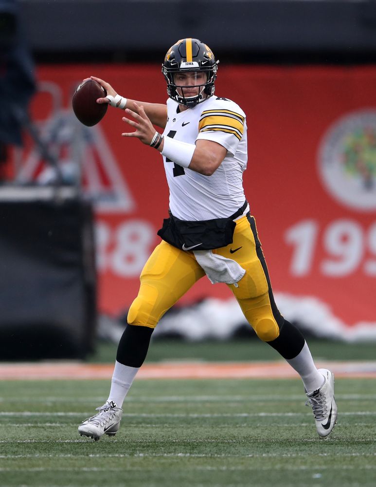 Iowa Hawkeyes quarterback Nate Stanley (4) against the Illinois Fighting Illini Saturday, November 17, 2018 at Memorial Stadium in Champaign, Ill. (Brian Ray/hawkeyesports.com)