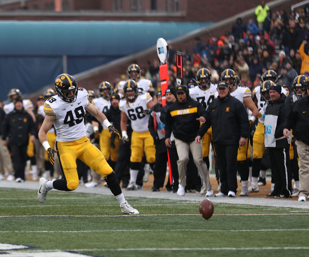 Iowa Hawkeyes linebacker Nick Niemann (49) recovers a blocked punt against the Illinois Fighting Illini Saturday, November 17, 2018 at Memorial Stadium in Champaign, Ill. (Brian Ray/hawkeyesports.com)