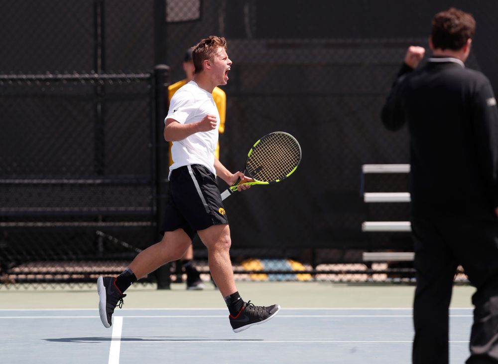 Will Davies against Northwestern in the first round of the 2018 Big Ten Men's Tennis Tournament Thursday, April 26, 2018 at the Hawkeye Tennis and Recreation Complex. (Brian Ray/hawkeyesports.com)