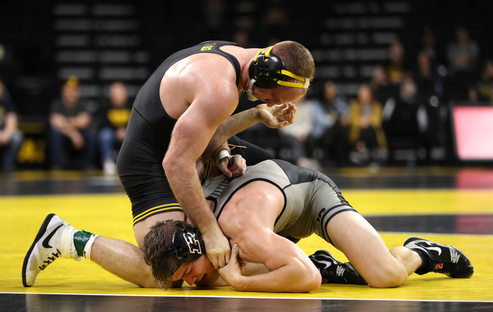 Iowa's Alex Marinelli wrestles Purdue's Cole Wysocki at 165 pounds Saturday, November 24, 2018 at Carver-Hawkeye Arena. (Brian Ray/hawkeyesports.com)