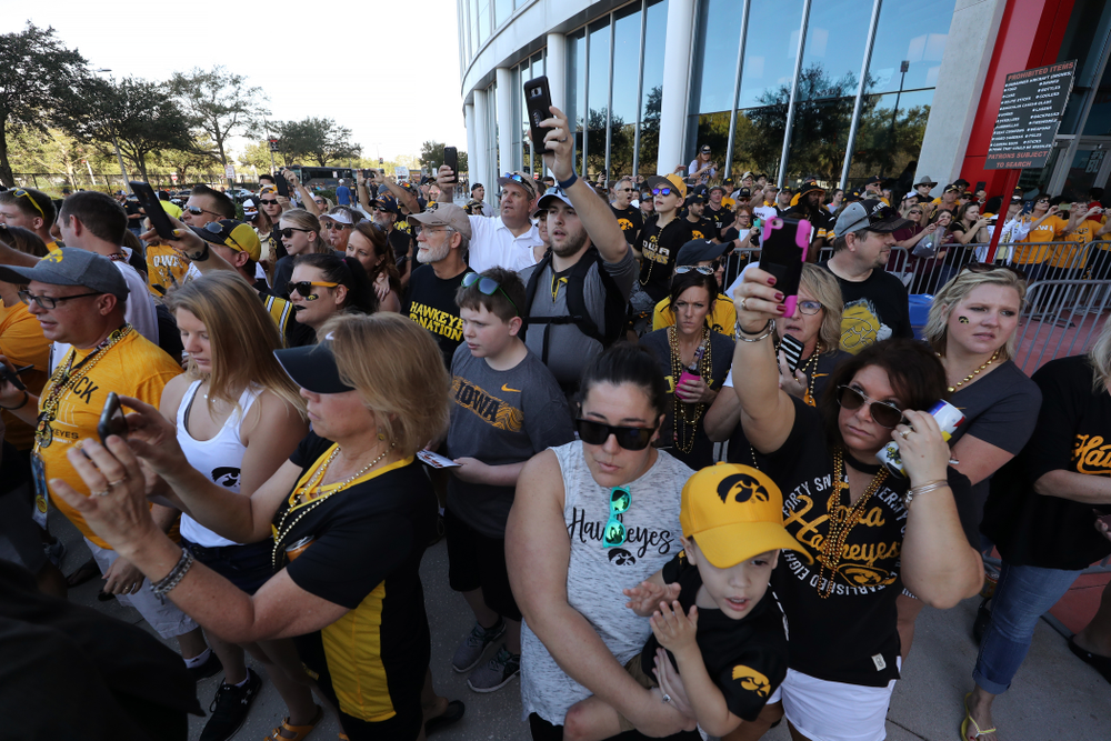 Fans cheer as the Iowa Hawkeyes arrive for the Outback Bowl Tuesday, January 1, 2019 at Raymond James Stadium in Tampa, FL. (Brian Ray/hawkeyesports.com)