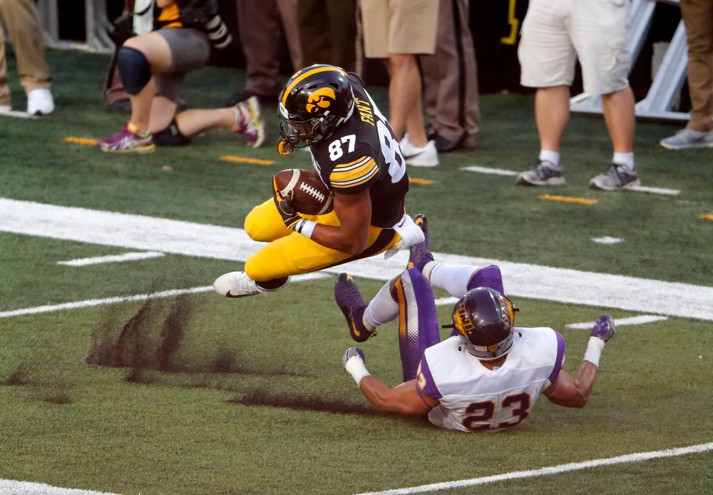Iowa Hawkeyes tight end Noah Fant (87) picks up a first down against the Northern Iowa Panthers Saturday, September 15, 2018 at Kinnick Stadium. (Brian Ray/hawkeyesports.com)