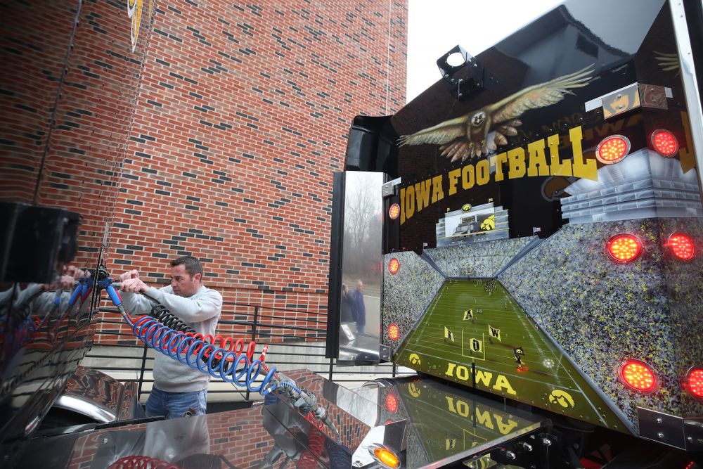 TanTara Transportation Corporation operations manager Jeff Riggan helps hook up Hawk One to the trailer before the truck departed for the Outback Bowl in Tampa, Florida Friday, December 21, 2018 at the Hansen Football Performance Center. (Brian Ray/hawkeyesports.com)