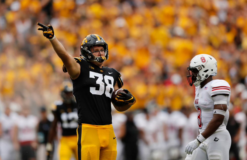 Iowa Hawkeyes tight end T.J. Hockenson (38) against the Northern Illinois Huskies Saturday, September 1, 2018 at Kinnick Stadium. (Brian Ray/hawkeyesports.com)