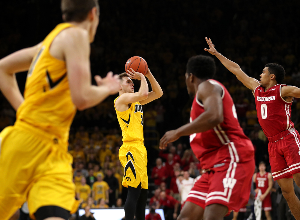 Iowa Hawkeyes guard Jordan Bohannon (3) against the Wisconsin Badgers Friday, November 30, 2018 at Carver-Hawkeye Arena. (Brian Ray/hawkeyesports.com)