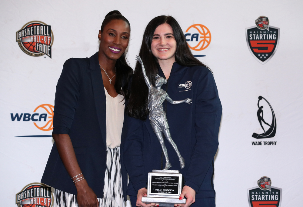 Iowa Hawkeyes forward Megan Gustafson (10) receives the Lisa Leslie Award as the country's top center from Lisa Leslie during a news conference Wednesday, April 4, 2018 at Amalie Arena in Tampa, FL. (Brian Ray/hawkeyesports.com)