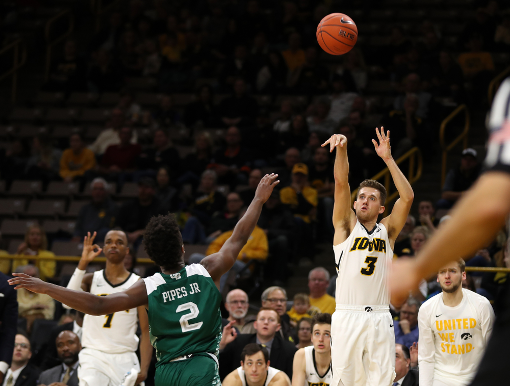 Iowa Hawkeyes guard Jordan Bohannon (3) against UW Green Bay Sunday, November 11, 2018 at Carver-Hawkeye Arena. (Brian Ray/hawkeyesports.com)