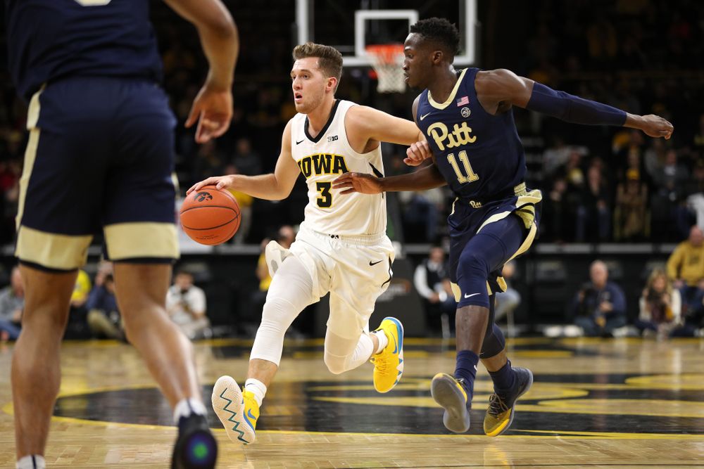 Iowa Hawkeyes guard Jordan Bohannon (3) against the Pitt Panthers Tuesday, November 27, 2018 at Carver-Hawkeye Arena. (Brian Ray/hawkeyesports.com)