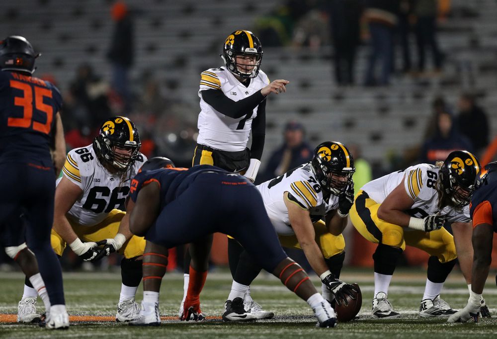 Iowa Hawkeyes quarterback Spencer Petras (7) against the Illinois Fighting Illini Saturday, November 17, 2018 at Memorial Stadium in Champaign, Ill. (Brian Ray/hawkeyesports.com)