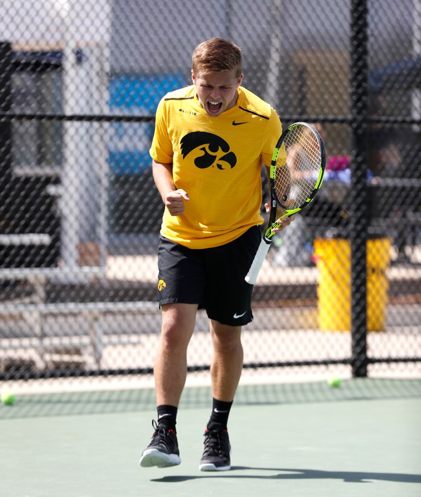 Will Davies against Northwestern in the first round of the 2018 Big Ten Men's Tennis Tournament Thursday, April 26, 2018 at the Hawkeye Tennis and Recreation Complex. (Brian Ray/hawkeyesports.com)