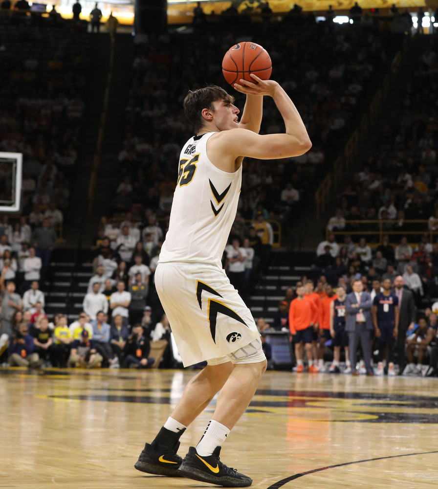 Iowa Hawkeyes forward Luka Garza (55) against the Illinois Fighting Illini Sunday, January 20, 2019 at Carver-Hawkeye Arena. (Brian Ray/hawkeyesports.com)