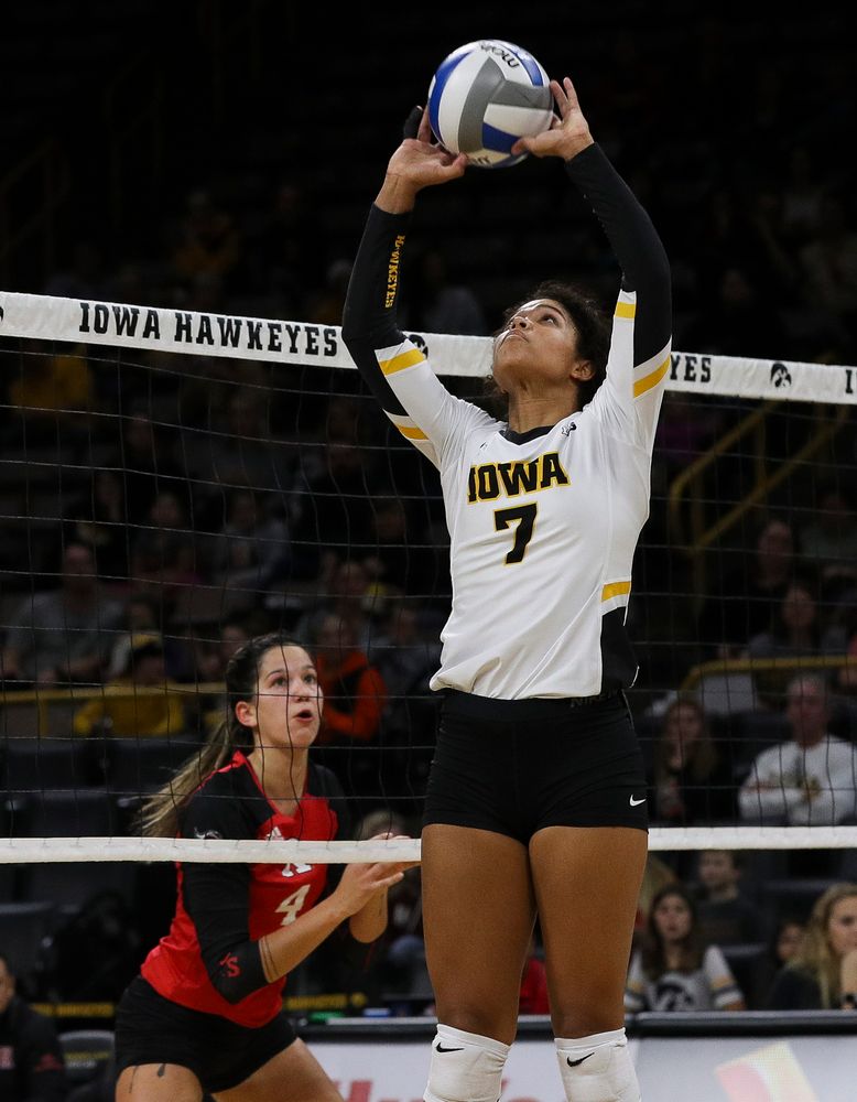 Iowa Hawkeyes setter Brie Orr (7) sets the ball during a match against Rutgers at Carver-Hawkeye Arena on November 2, 2018. (Tork Mason/hawkeyesports.com)