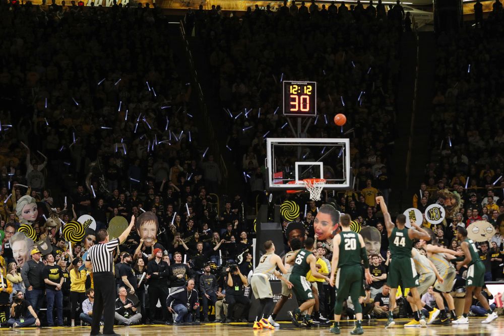 Fans cheer for the Iowa Hawkeyes against the Michigan State Spartans Thursday, January 24, 2019 at Carver-Hawkeye Arena. (Brian Ray/hawkeyesports.com)