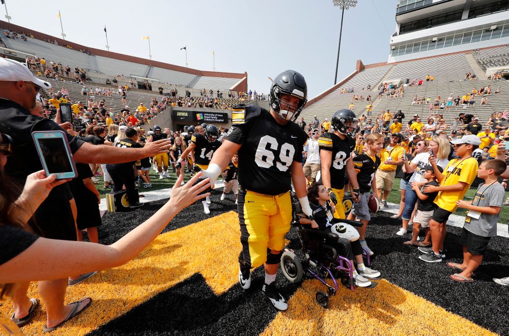 Iowa Hawkeyes offensive lineman Keegan Render (69) and wide receiver Nick Easley (84) during Kids Day Saturday, August 11, 2018 at Kinnick Stadium. (Brian Ray/hawkeyesports.com)
