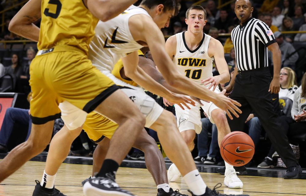 Iowa Hawkeyes guard Joe Wieskamp (10) passes the ball during a game against Alabama State at Carver-Hawkeye Arena on November 21, 2018. (Tork Mason/hawkeyesports.com)