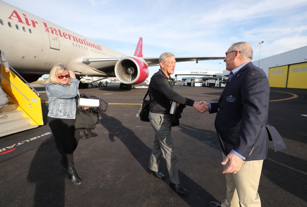Iowa Hawkeyes head coach Kirk Ferentz shakes hands with Outback Bowl team host Bruce Poli Wednesday, December 26, 2018 as they arrive in Tampa, Florida for the Outback Bowl. (Brian Ray/hawkeyesports.com)