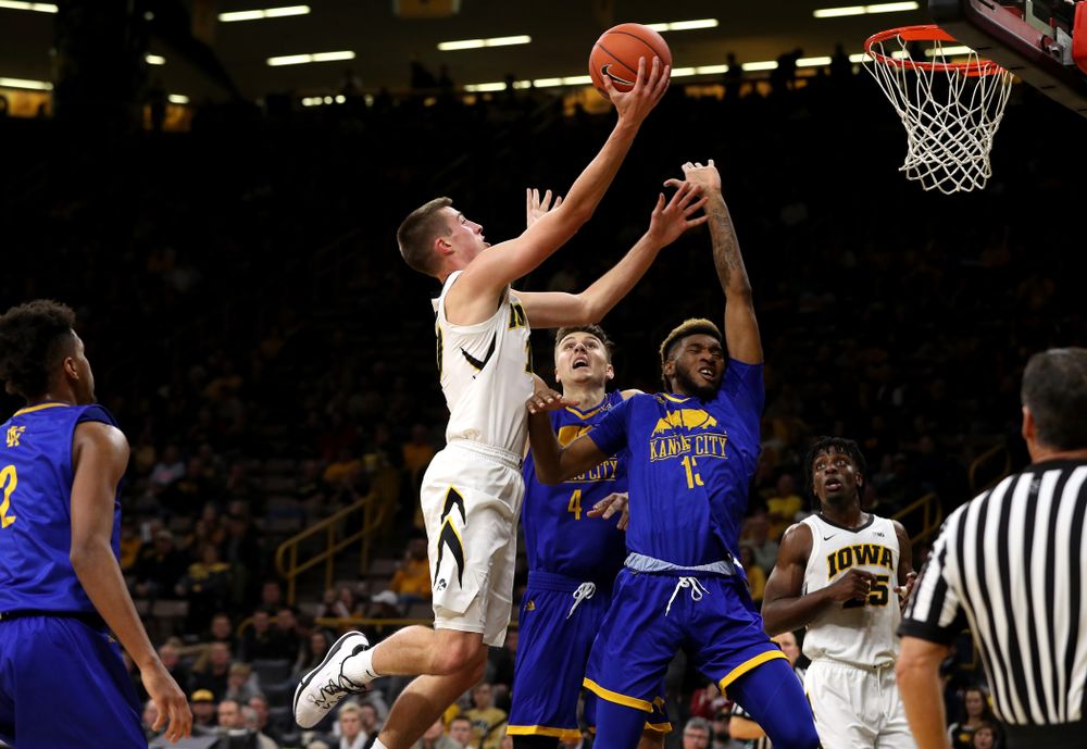 Iowa Hawkeyes guard Joe Wieskamp (10) against the UKMC Kangaroos in the 2K Empire Classic Thursday, November 8, 2018 at Carver-Hawkeye Arena. (Brian Ray/hawkeyesports.com)