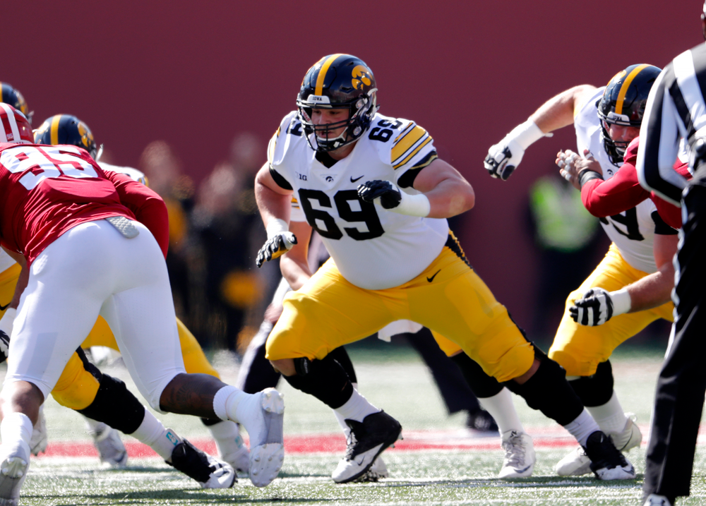 Iowa Hawkeyes offensive lineman Keegan Render (69) against the Indiana Hoosiers Saturday, October 13, 2018 at Memorial Stadium, in Bloomington, Ind. (Brian Ray/hawkeyesports.com)