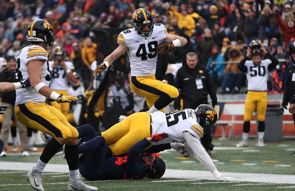 Iowa Hawkeyes linebacker Nick Niemann (49) against the Illinois Fighting Illini Saturday, November 17, 2018 at Memorial Stadium in Champaign, Ill. (Brian Ray/hawkeyesports.com)