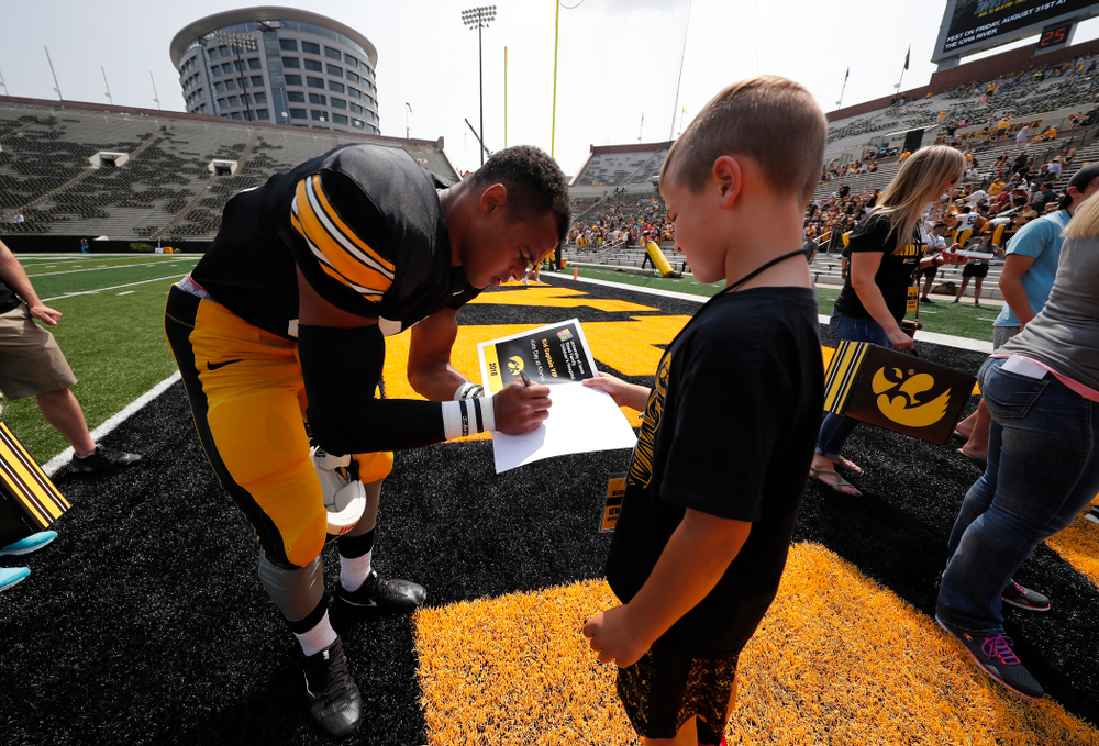 Iowa Hawkeyes tight end Noah Fant (87) during Kids Day Saturday, August 11, 2018 at Kinnick Stadium. (Brian Ray/hawkeyesports.com)