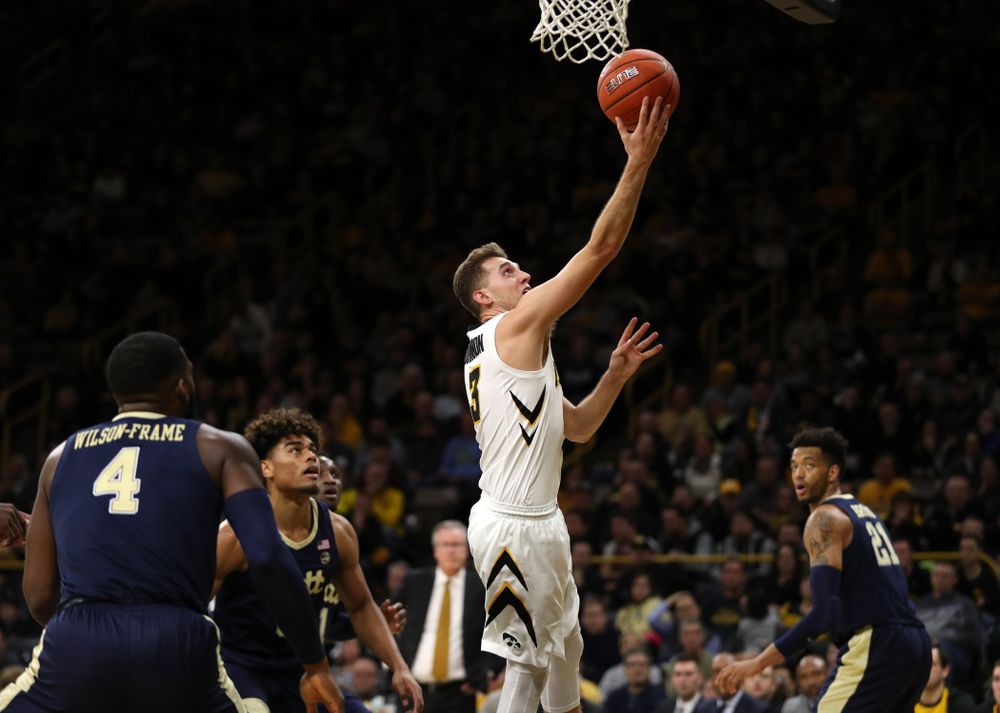 Iowa Hawkeyes guard Jordan Bohannon (3) against the Pitt Panthers Tuesday, November 27, 2018 at Carver-Hawkeye Arena. (Brian Ray/hawkeyesports.com)