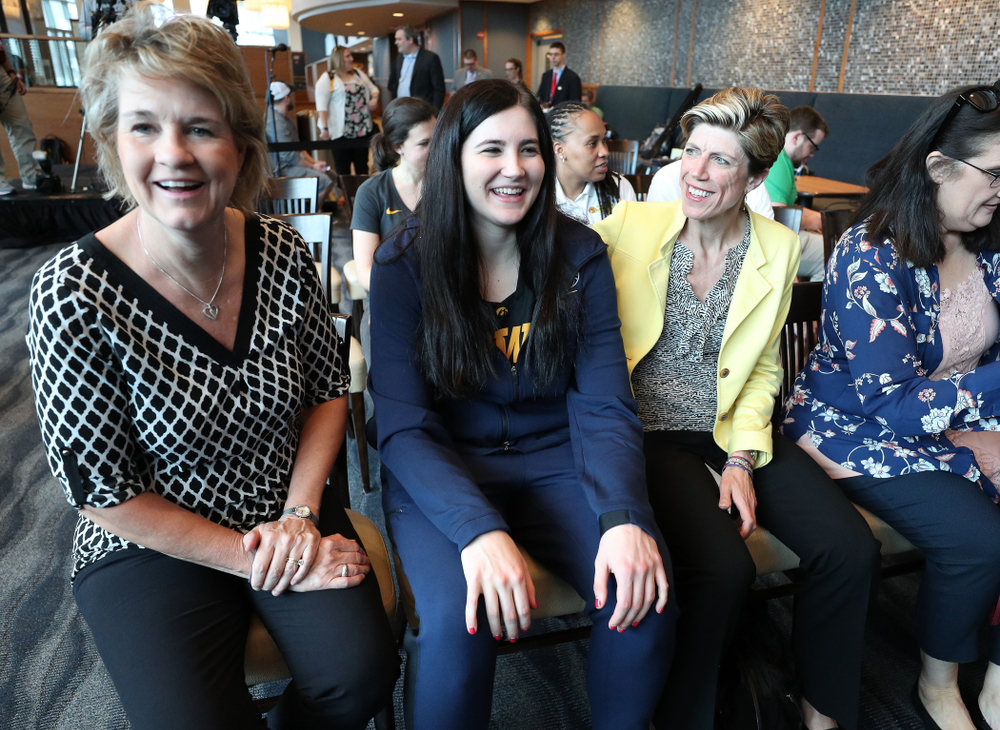 Iowa Hawkeyes forward Megan Gustafson (10) sits with head coach Lisa Bluder and associate head coach Jan Jensen during an awards new conference Thursday, April 4, 2019 at Amalie Arena in Tampa, FL. (Brian Ray/hawkeyesports.com)