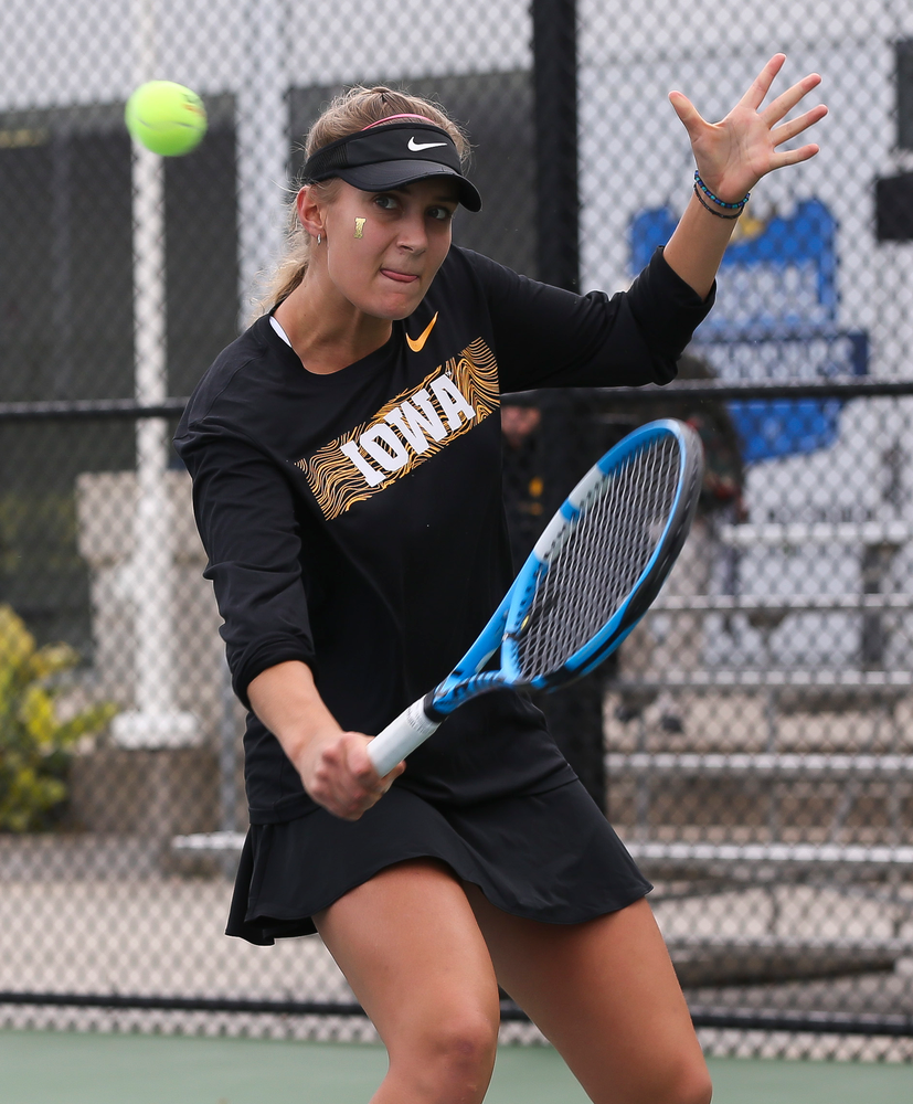Ashleigh Jacobs returns a shot in a singles match during the second day of the ITA Central Regional Championships at the Hawkeye Tennis and Recreation Complex on October 13, 2018. (Tork Mason/hawkeyesports.com)