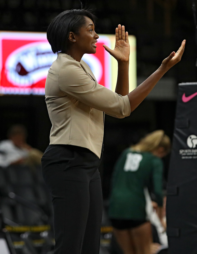 Iowa head coach Vicki Brown talks with her players during the second set of their volleyball match at Carver-Hawkeye Arena in Iowa City on Sunday, Oct 13, 2019. (Stephen Mally/hawkeyesports.com)