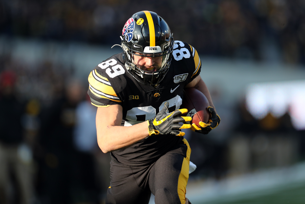 Iowa Hawkeyes wide receiver Nico Ragaini (89) scores against the Minnesota Golden Gophers Saturday, November 16, 2019 at Kinnick Stadium. (Brian Ray/hawkeyesports.com)