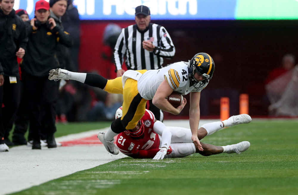 Iowa Hawkeyes tight end Shaun Beyer (42) against the Nebraska Cornhuskers Friday, November 29, 2019 at Memorial Stadium in Lincoln, Neb. (Brian Ray/hawkeyesports.com)