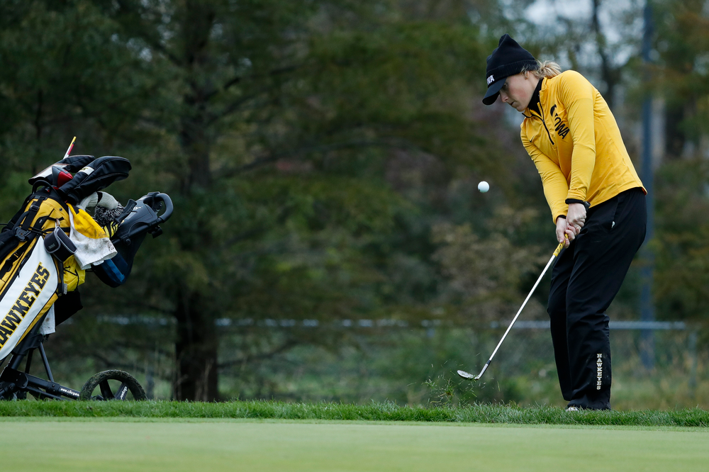 Iowa's Kristin Glesne chips onto the green during the Diane Thomason Invitational at Finkbine Golf Course on September 29, 2018. (Tork Mason/hawkeyesports.com)