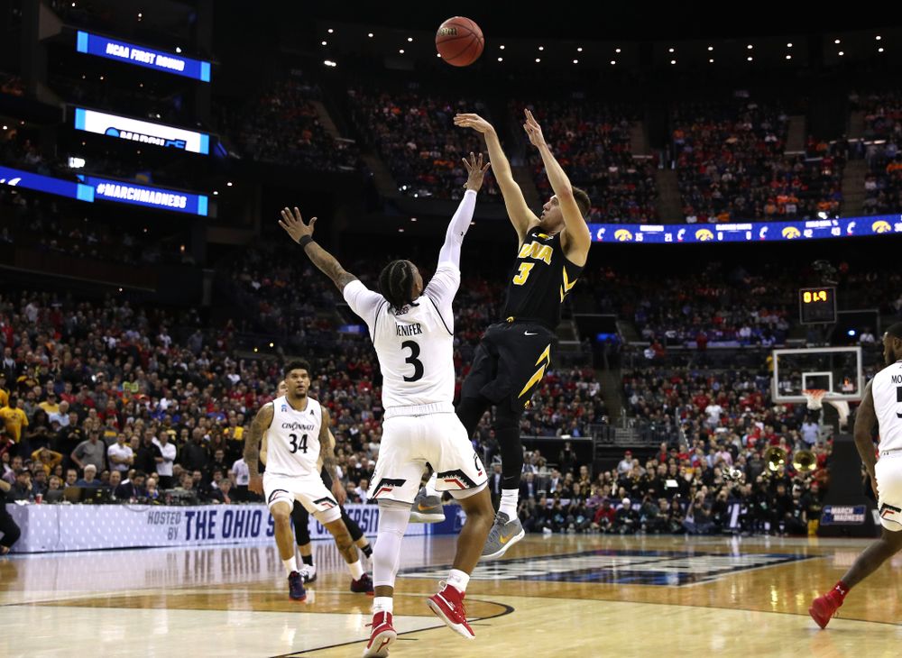Iowa Hawkeyes guard Jordan Bohannon (3) against the Cincinnati Bearcats in the first round of the 2019 NCAA Men's Basketball Tournament Friday, March 22, 2019 at Nationwide Arena in Columbus, Ohio. (Brian Ray/hawkeyesports.com)