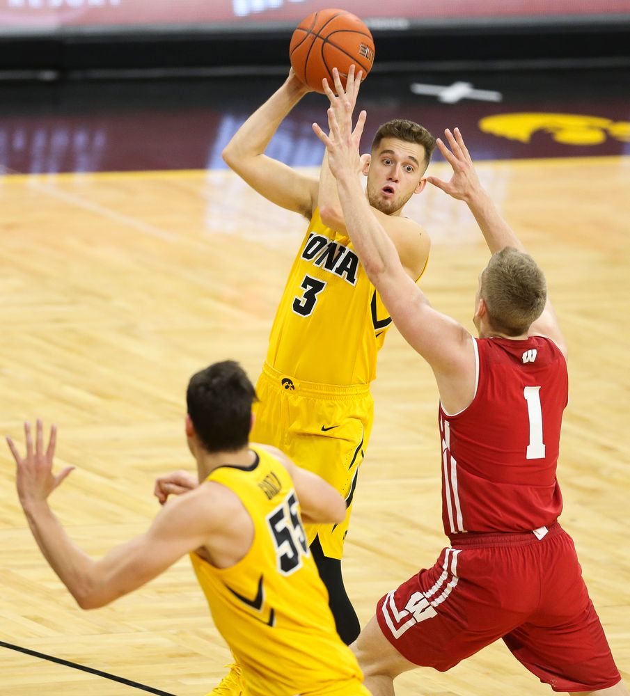 Iowa Hawkeyes guard Jordan Bohannon (3) passes the ball against Wisconsin on November 30, 2018 at Carver-Hawkeye Arena. (Tork Mason/hawkeyesports.com)