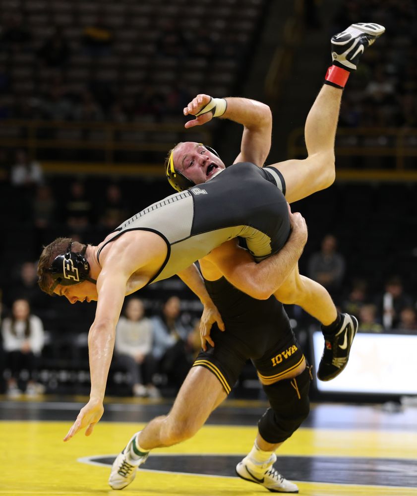 Iowa's Alex Marinelli wrestles Purdue's Cole Wysocki at 165 pounds Saturday, November 24, 2018 at Carver-Hawkeye Arena. (Brian Ray/hawkeyesports.com)