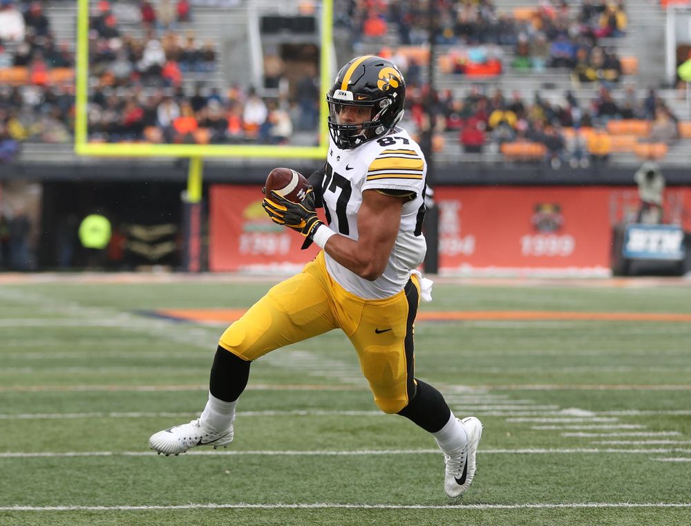 Iowa Hawkeyes tight end Noah Fant (87) against the Illinois Fighting Illini Saturday, November 17, 2018 at Memorial Stadium in Champaign, Ill. (Brian Ray/hawkeyesports.com)