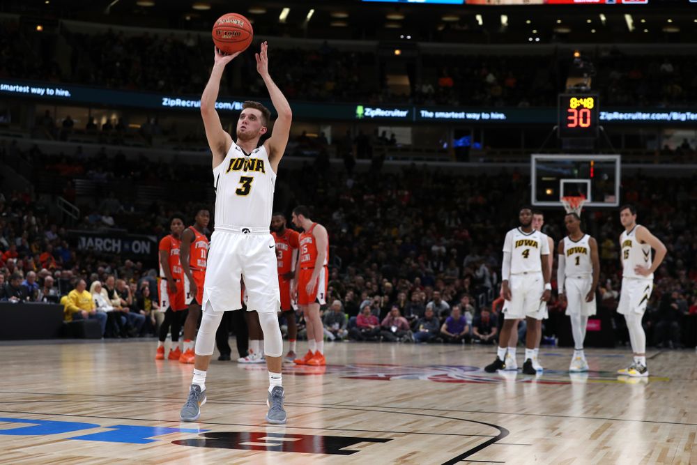 Iowa Hawkeyes guard Jordan Bohannon (3) against the Illinois Fighting Illini in the 2019 Big Ten Men's Basketball Tournament Thursday, March 14, 2019 at the United Center in Chicago. (Brian Ray/hawkeyesports.com)