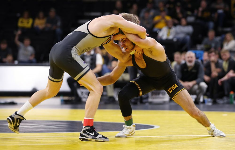 Iowa's Perez Perez wrestles Purdue's Devin Shroder at 125 pounds Saturday, November 24, 2018 at Carver-Hawkeye Arena. (Brian Ray/hawkeyesports.com)
