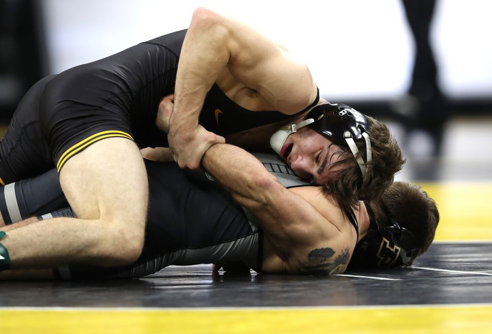 Iowa's Austin DeSanto wrestles Purdue's Ben Thornton at 133 pounds Saturday, November 24, 2018 at Carver-Hawkeye Arena. (Brian Ray/hawkeyesports.com)