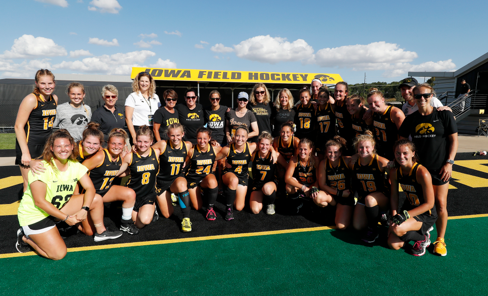 The Iowa Hawkeyes pose for a photo with some of the alumni in town for this weekends reunion following their game against the Penn Quakers Friday, September 14, 2018 at Grant Field. (Brian Ray/hawkeyesports.com)