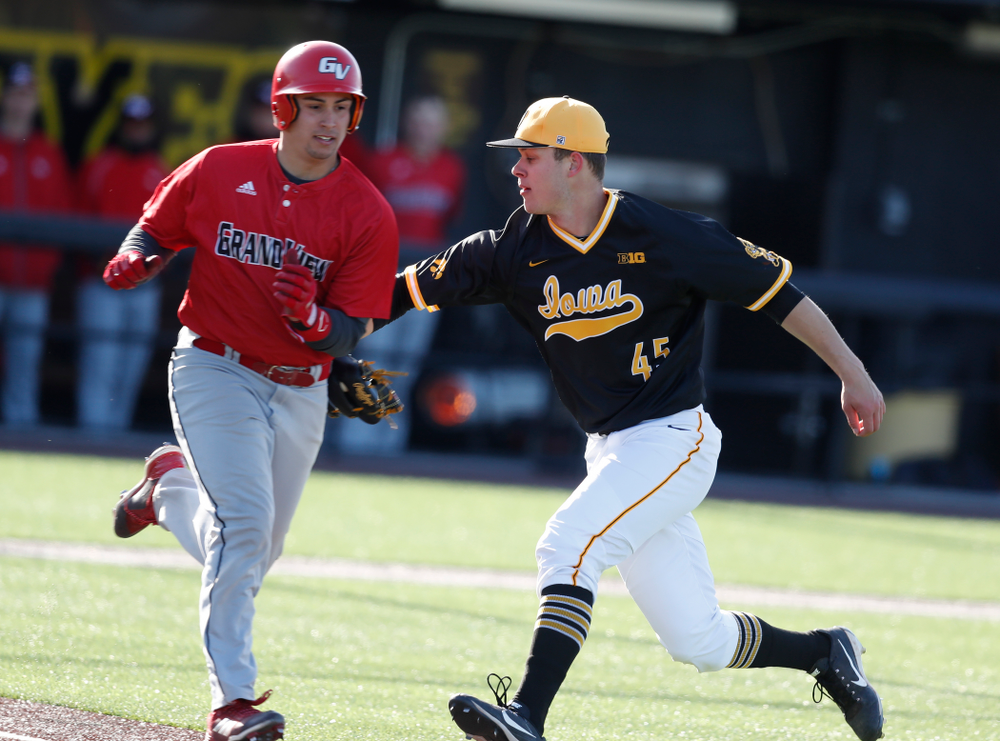 Iowa Hawkeyes pitcher Kyle Shimp (45) against Grand View Wednesday, April 4, 2018 at Duane Banks Field. (Brian Ray/hawkeyesports.com)