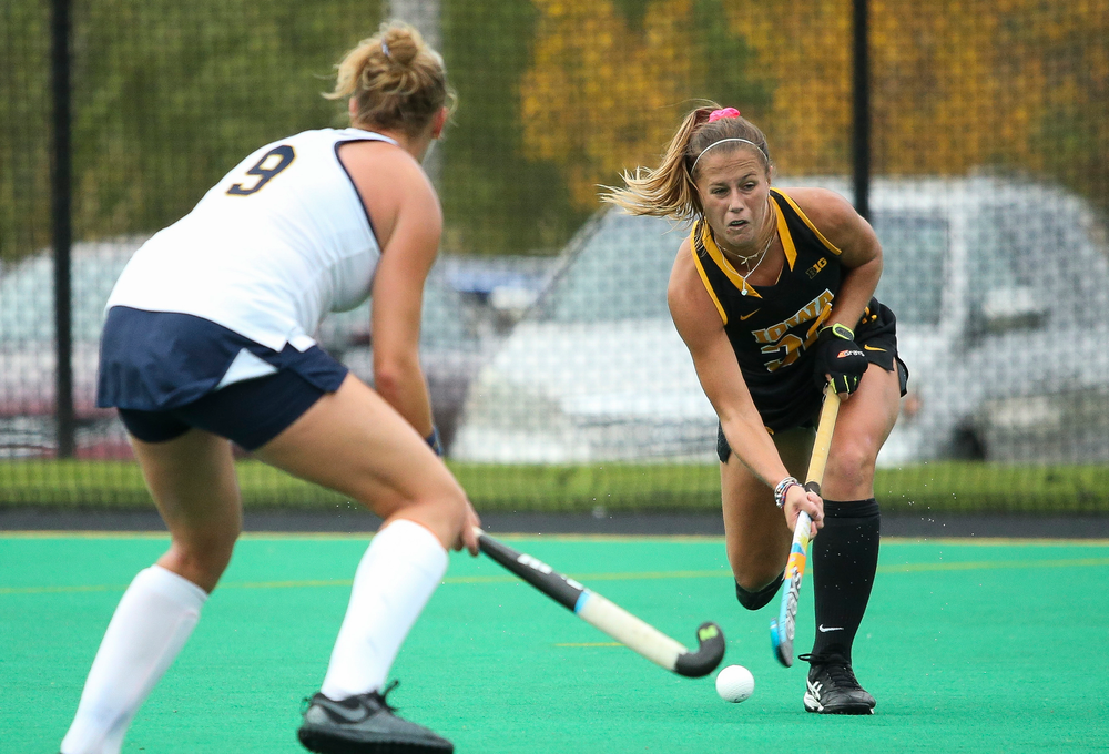 Iowa Hawkeyes midfielder Sophie Sunderland (20) passes the ball during a game against Michigan at Grant Field on October 5, 2018. (Tork Mason/hawkeyesports.com)