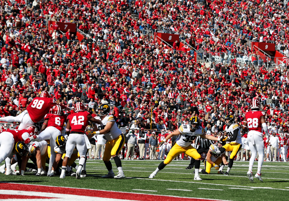 Iowa Hawkeyes place kicker Miguel Recinos (91) against the Indiana Hoosiers Saturday, October 13, 2018 at Memorial Stadium, in Bloomington, Ind. (Brian Ray/hawkeyesports.com)