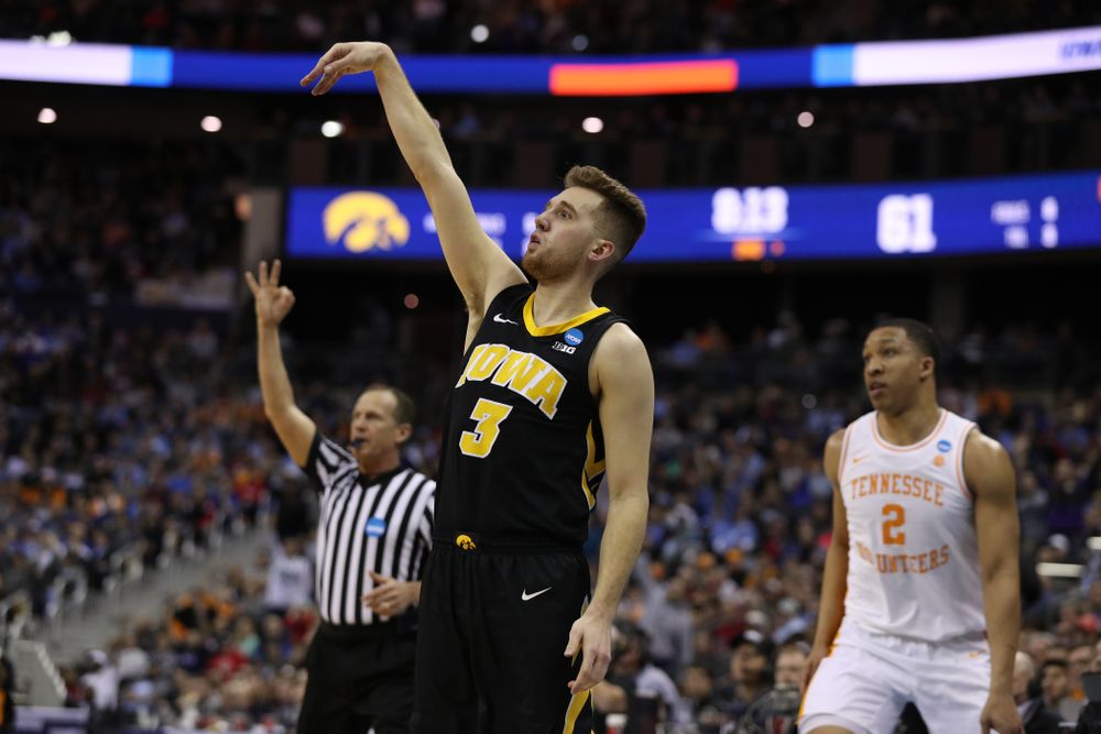 Iowa Hawkeyes guard Jordan Bohannon (3) against the Tennessee Volunteers in the second round of the 2019 NCAA Men's Basketball Tournament Sunday, March 24, 2019 at Nationwide Arena in Columbus, Ohio. (Brian Ray/hawkeyesports.com)
