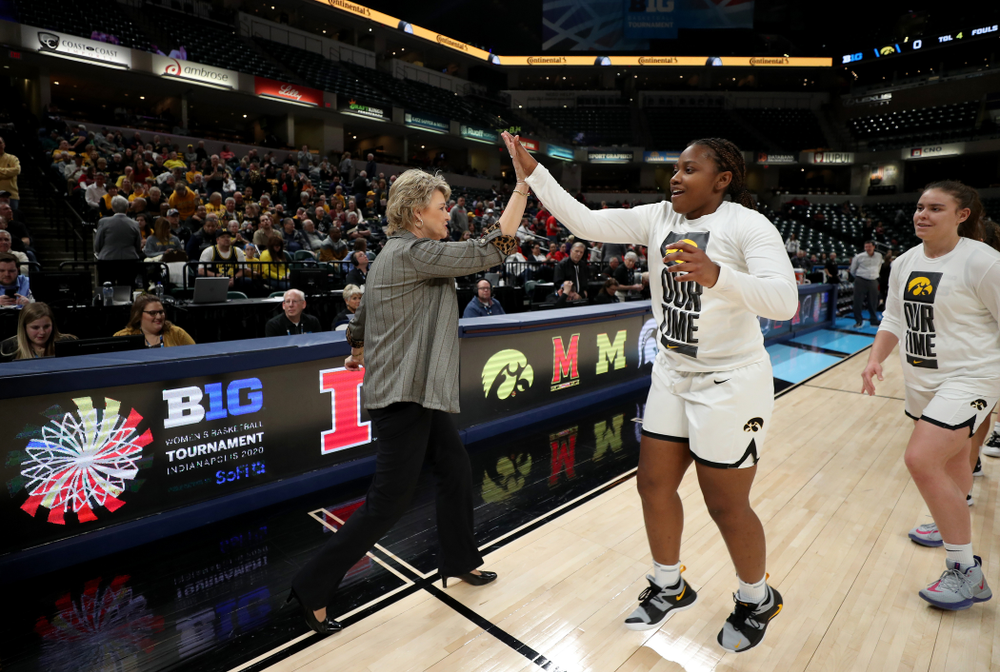 Iowa Hawkeyes head coach Lisa Bluder and guard Zion Sanders (21) against Ohio State in the quarterfinals of the Big Ten Basketball Tournament Friday, March 6, 2020 at Bankers Life Fieldhouse in Indianapolis. (Brian Ray/hawkeyesports.com)