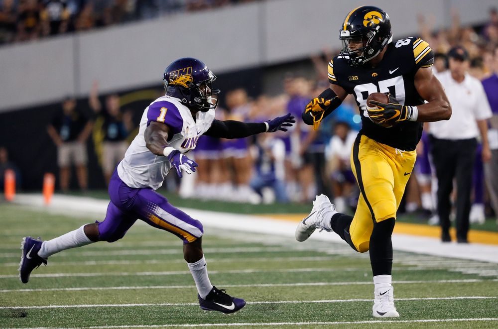 Iowa Hawkeyes tight end Noah Fant (87) runs the ball after making a reception during a game against Northern Iowa at Kinnick Stadium on September 15, 2018. (Tork Mason/hawkeyesports.com)