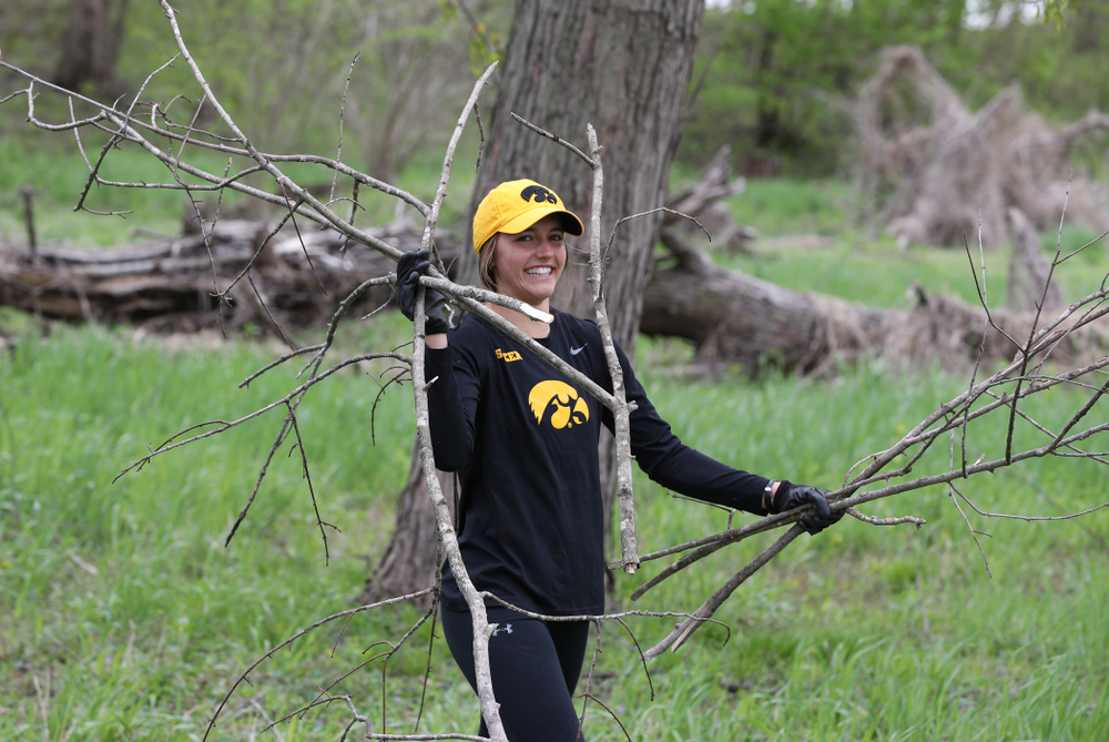 Members of the WomenÕs Soccer team volunteer with the Iowa City Public Works department along the Iowa River during the annual Iowa Athletics Day of Caring Sunday, April 28, 2019 in Iowa City. (Brian Ray/hawkeyesports.com)