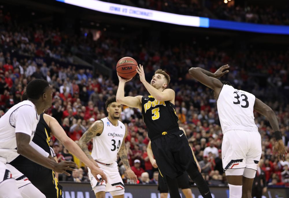 Iowa Hawkeyes guard Jordan Bohannon (3) against the Cincinnati Bearcats in the first round of the 2019 NCAA Men's Basketball Tournament Friday, March 22, 2019 at Nationwide Arena in Columbus, Ohio. (Brian Ray/hawkeyesports.com)