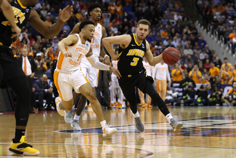Iowa Hawkeyes guard Jordan Bohannon (3) against the Tennessee Volunteers in the second round of the 2019 NCAA Men's Basketball Tournament Sunday, March 24, 2019 at Nationwide Arena in Columbus, Ohio. (Brian Ray/hawkeyesports.com)
