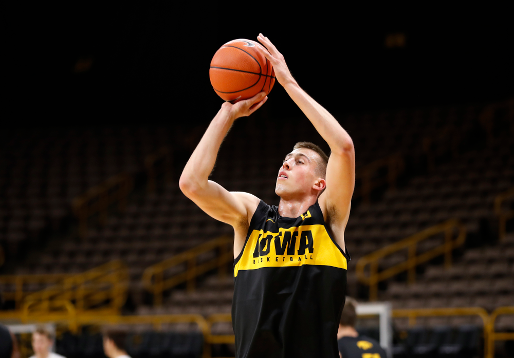 Iowa Hawkeyes guard Joe Wieskamp (10) pulls up for a shot during the first practice of the season Monday, October 1, 2018 at Carver-Hawkeye Arena. (Brian Ray/hawkeyesports.com)